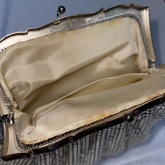 PREOWNED VINTAGE WHITING & DAVIS WRISTLET BAG - Picture 3 of 8